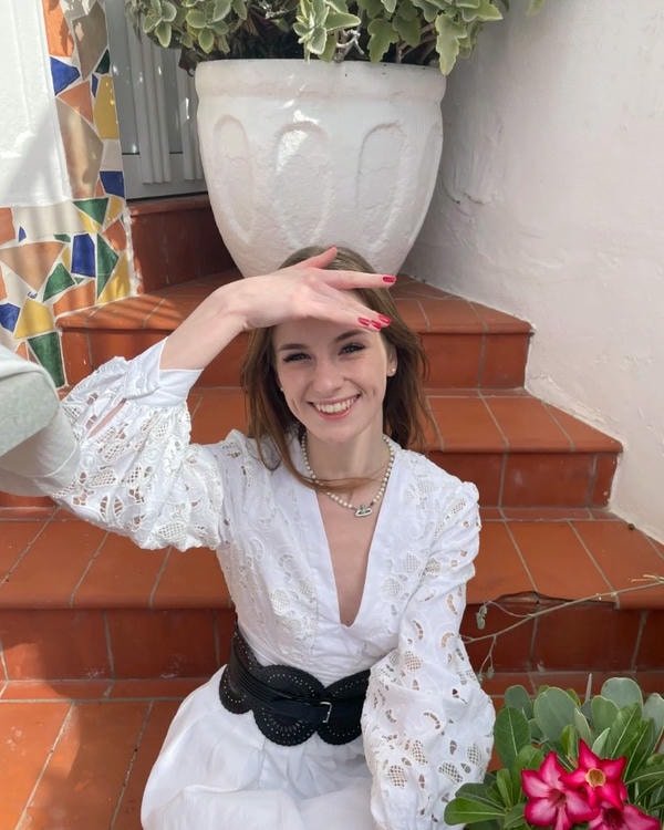 aesthetic sweet girl dp with dreamy bokeh lights.