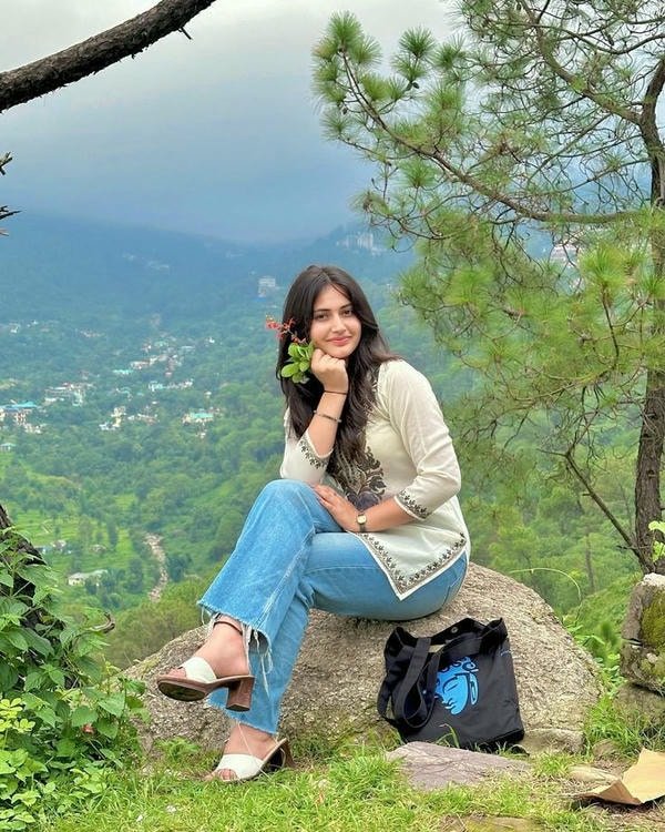 aesthetic village girls dp with warm countryside tone.