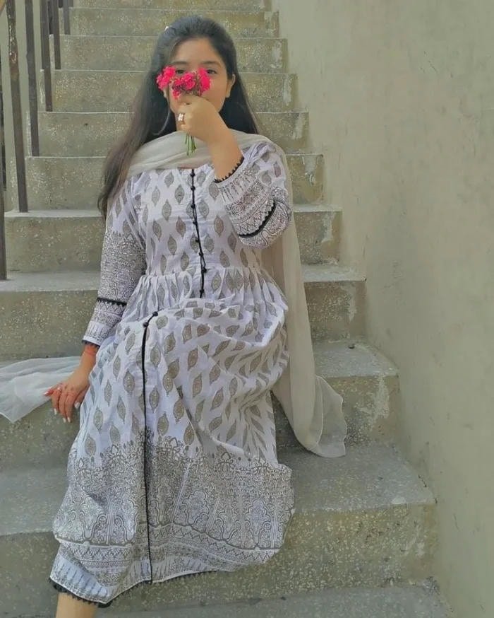 aesthetic whatsapp dp for girls with pastel tone.