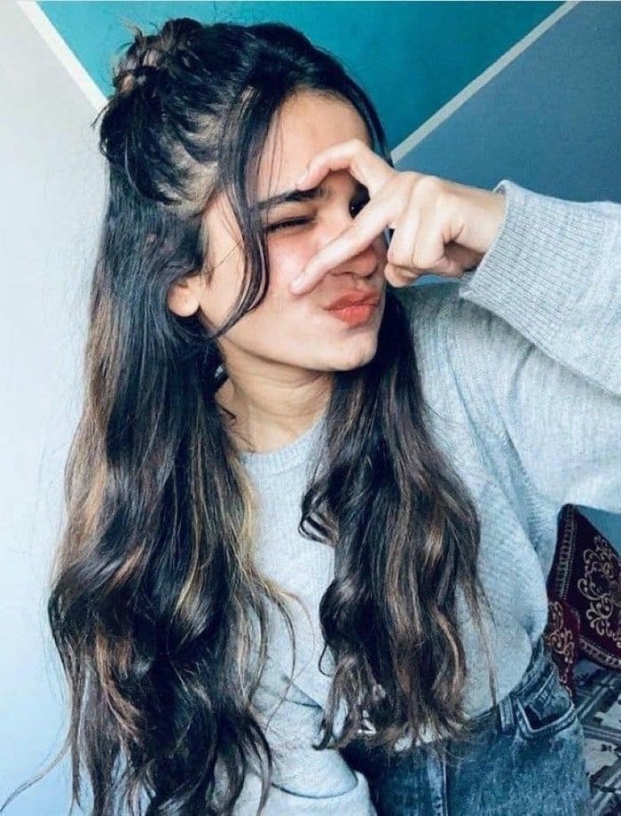 aesthetic whatsapp dp for girls with soft lighting.