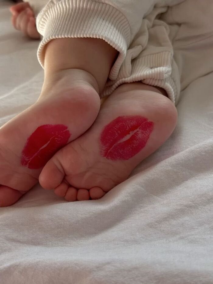 baby kiss image adore ins