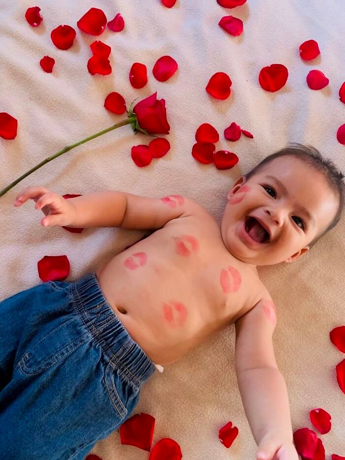 baby kiss image fullsize