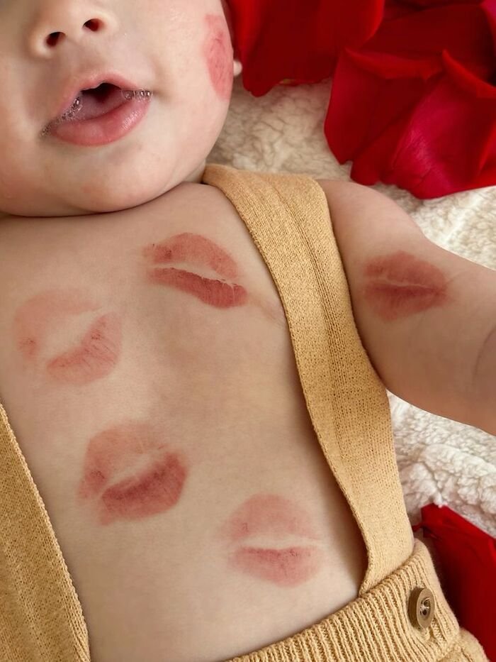 baby kiss image sociu ig