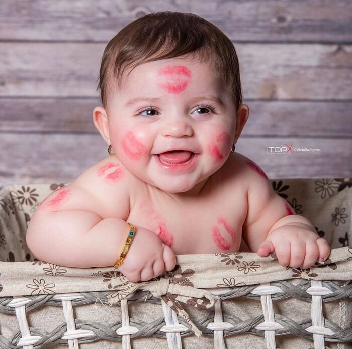 baby kiss image sociu ins