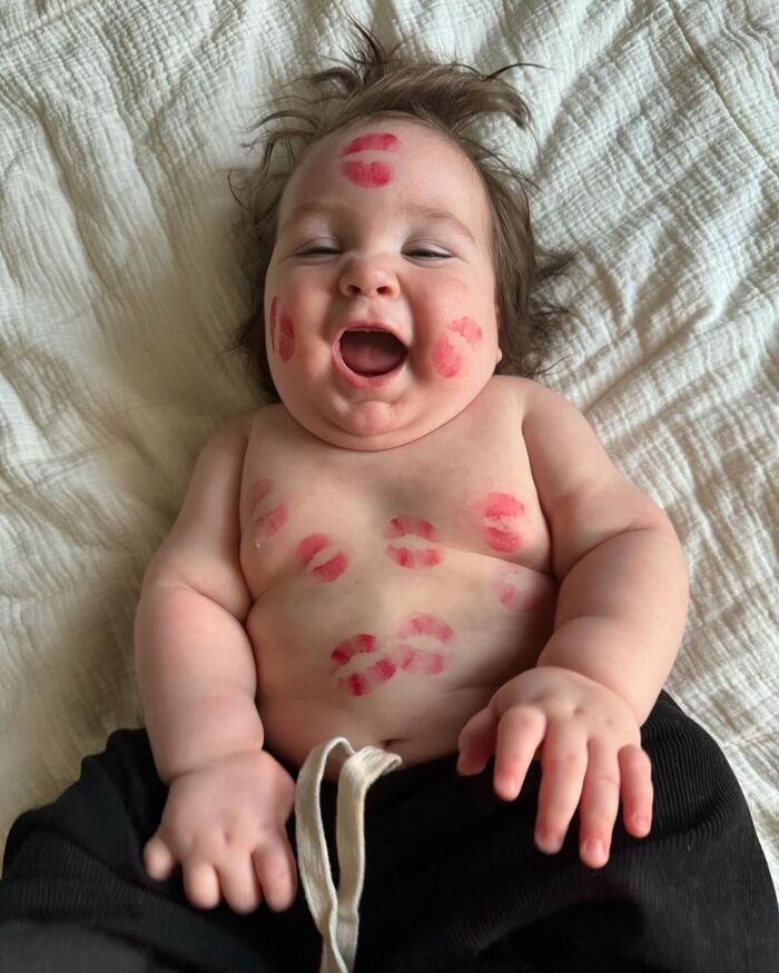 baby kiss image sociu