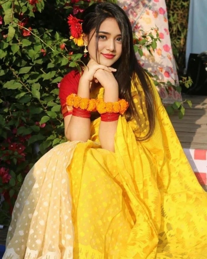 beautiful single girl dp for whatsapp dp.