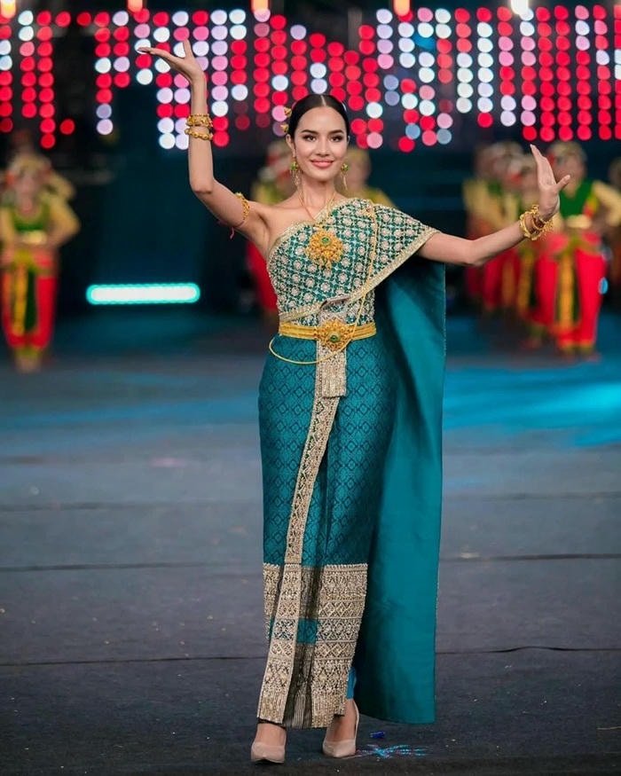 beautiful single girl dp with confident smile.