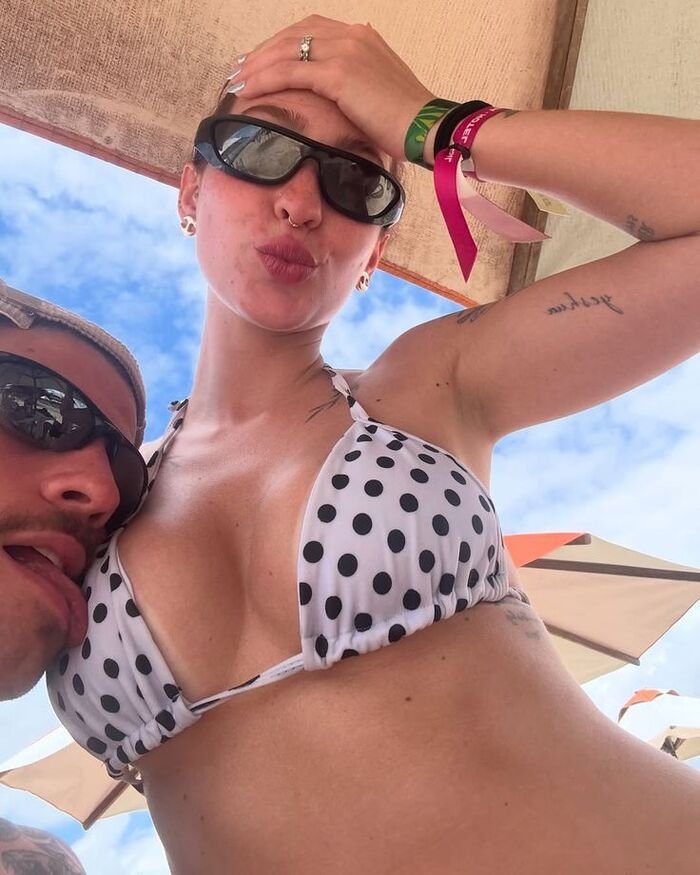 boobs kiss image aethetic hot