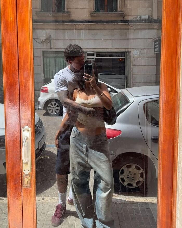 boobs kiss image ins