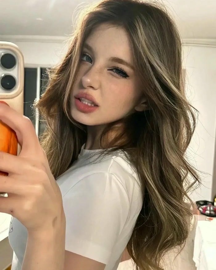 charming single girl dp showing elegant style.