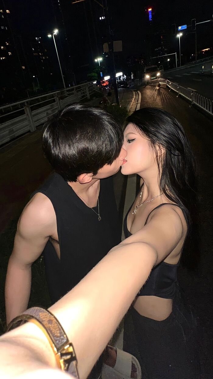 couple kiss images hot