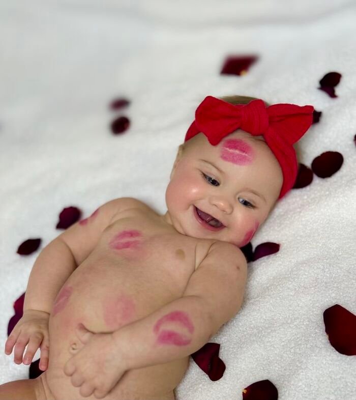 cute baby kiss image ins