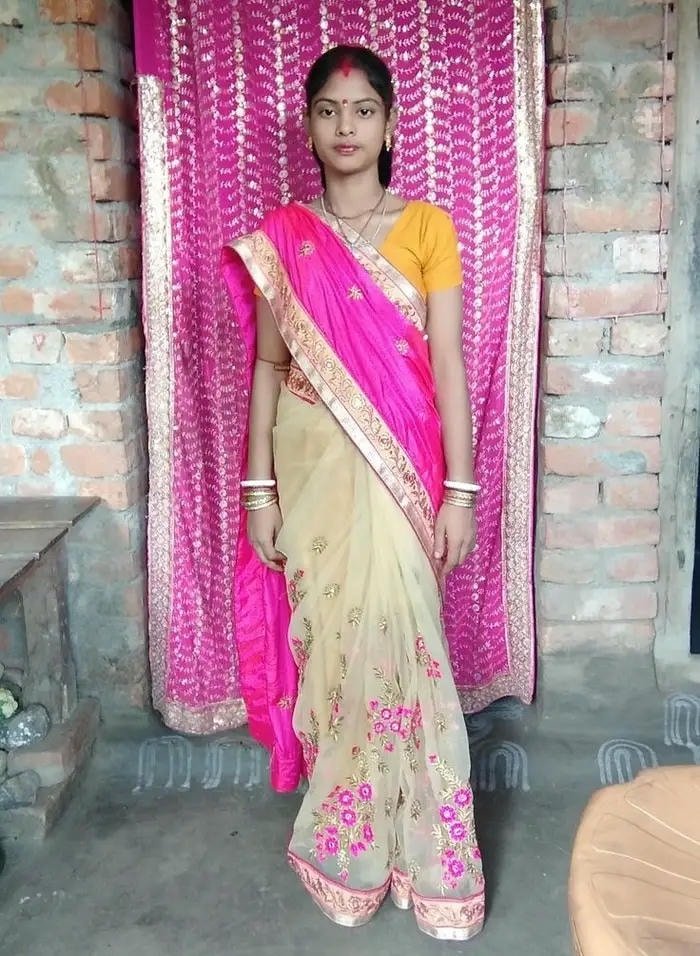 cute single girl dp with artistic expression.