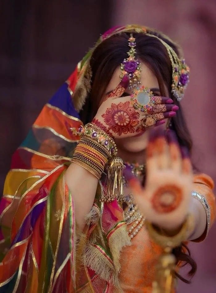 cute single girl dp with relaxed outdoor pose.