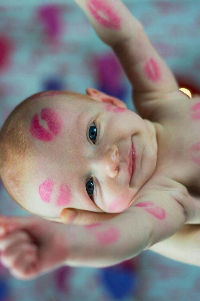 cutge baby kiss image hot