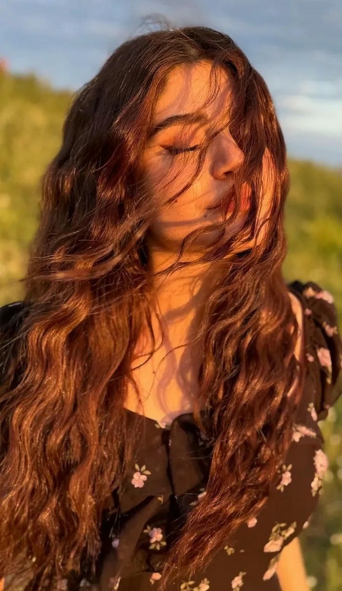 elegant single girl dp with natural smile.