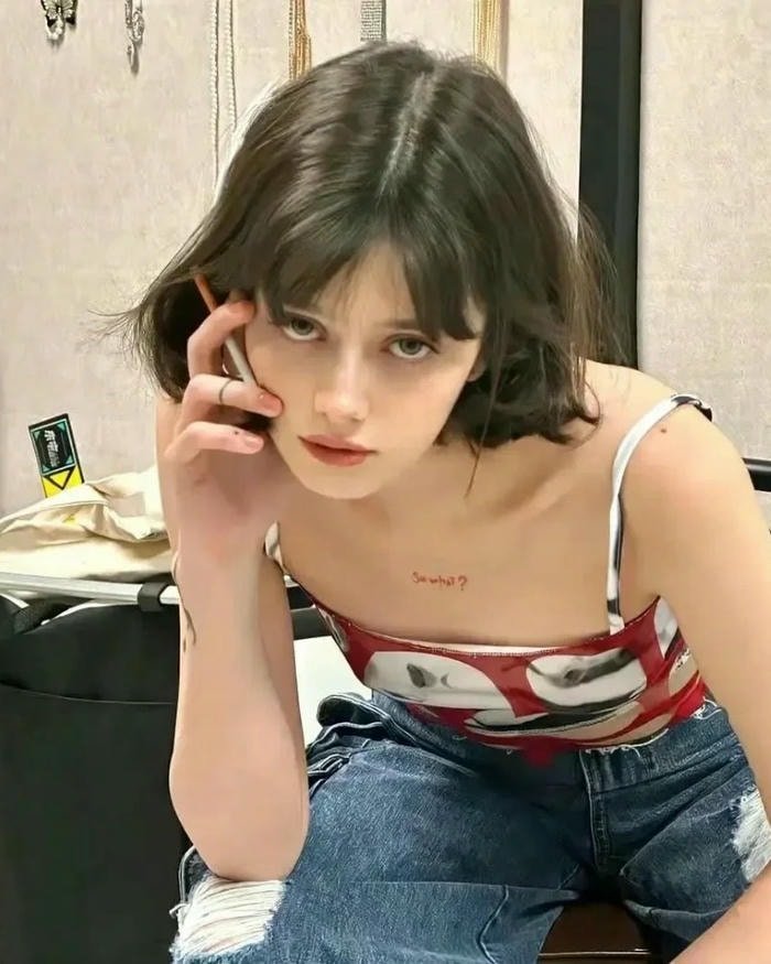 fashionable single girl dp with classy outfit.