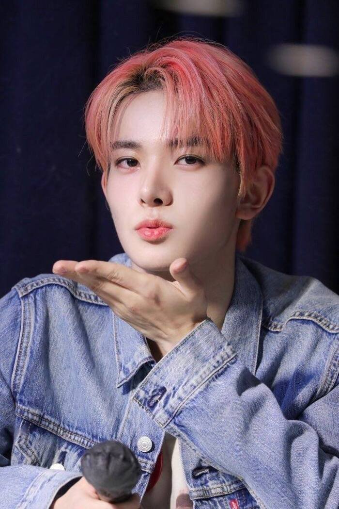 flying kiss image hot boy