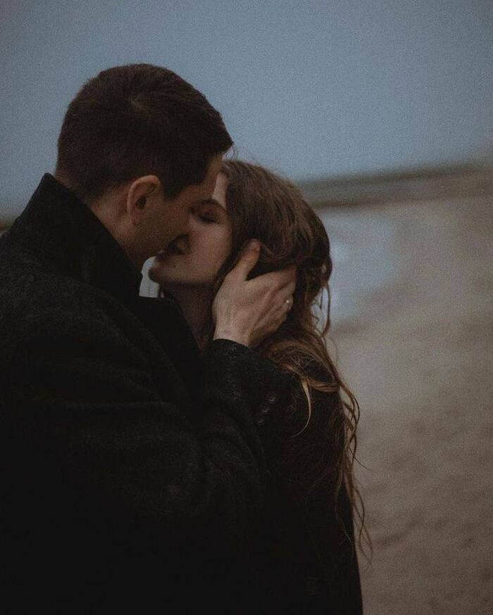 hot deep kiss image aethetic