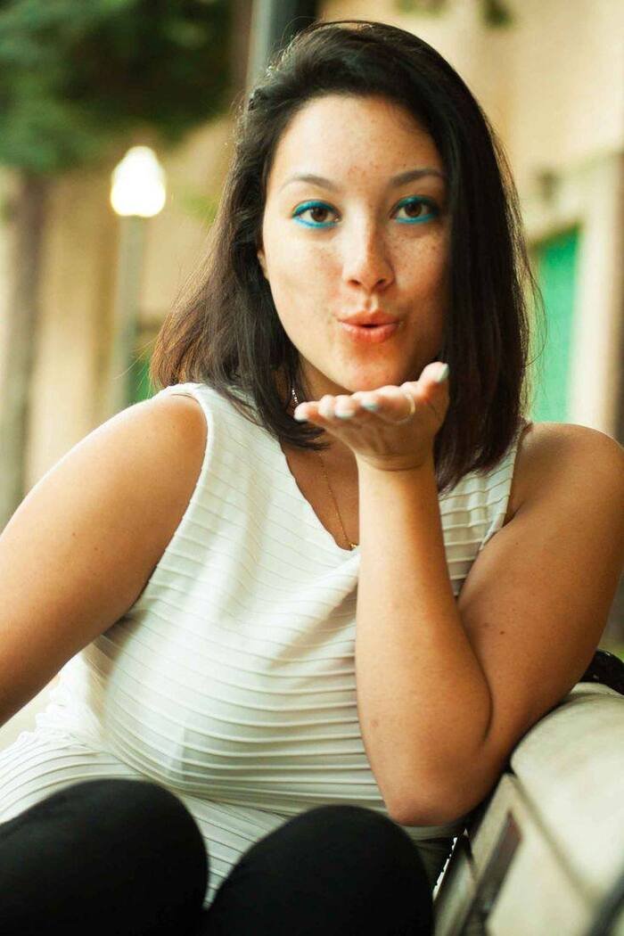 hot flying kiss image