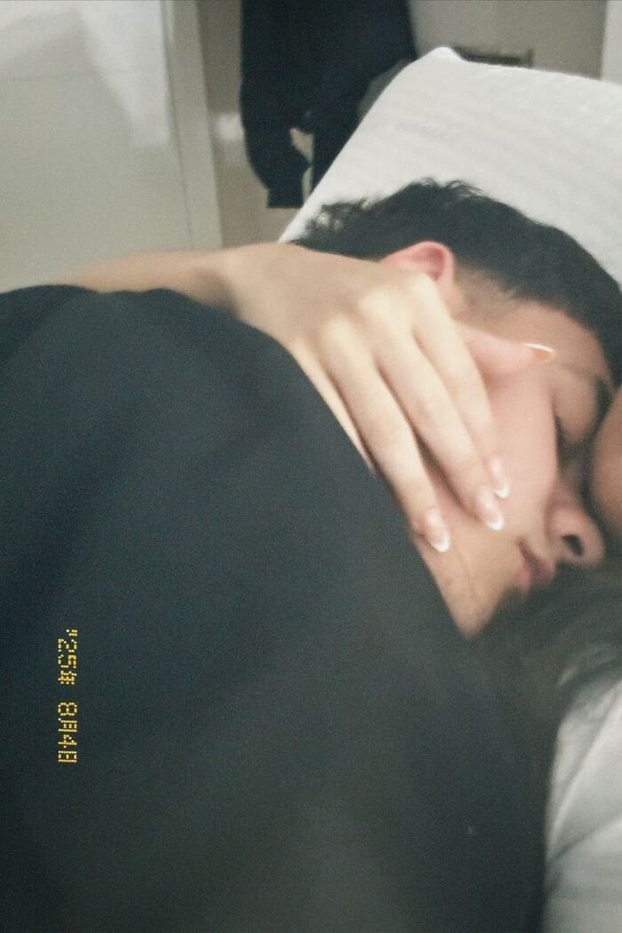 ins chest kiss image