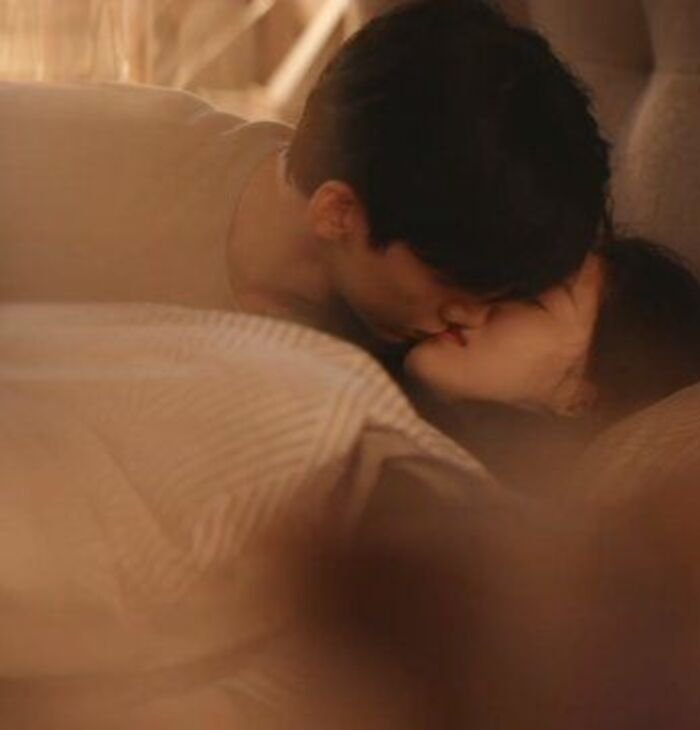 ins kiss image aethetic