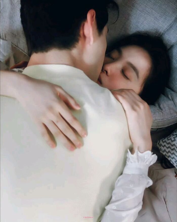 kiss image aethetics