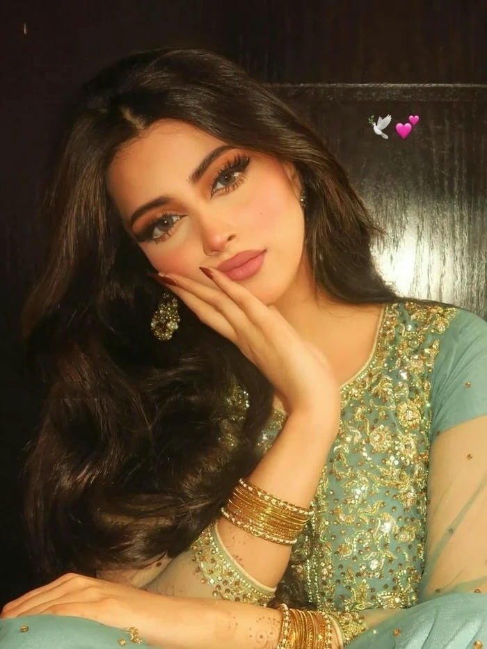 lovely single girl dp with casual outfit pose.