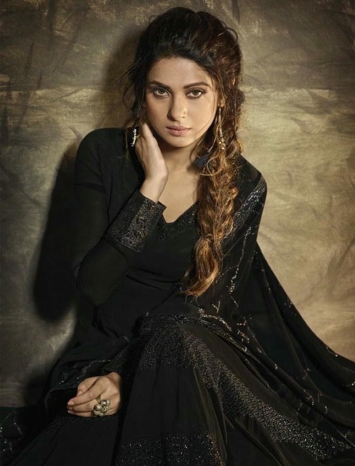 lovely whatsapp dp for girls with gentle expression.