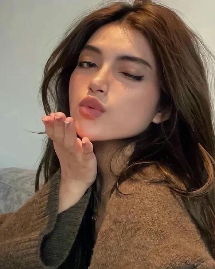 modern single girl dp in city street vibe.