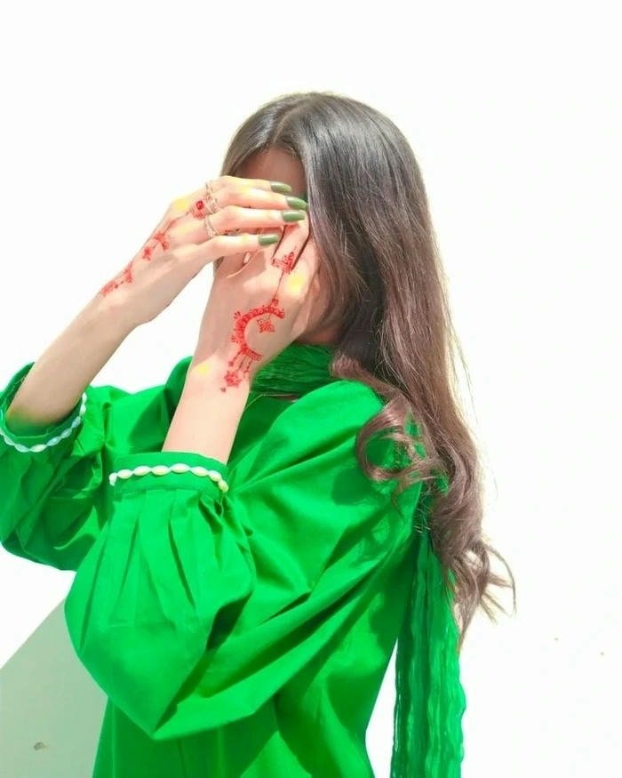 modern whatsapp dp for girls showing elegant look.