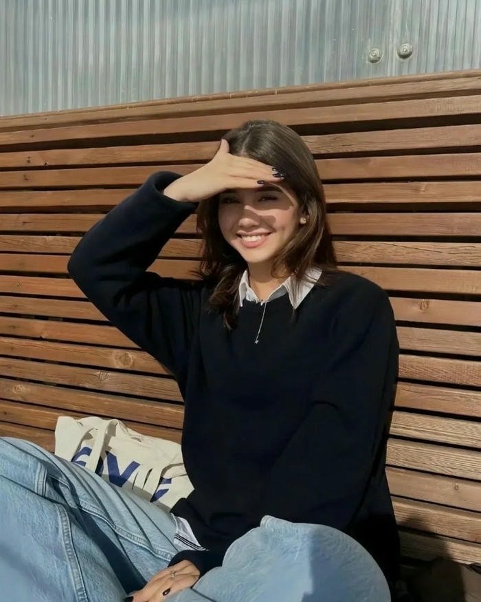 single girl dp for facebook and instagram profile.