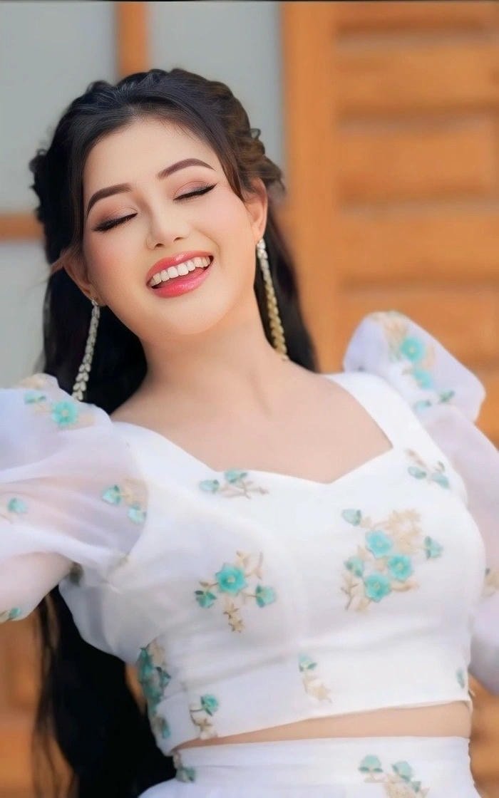 single girl dp showing happy carefree expression.