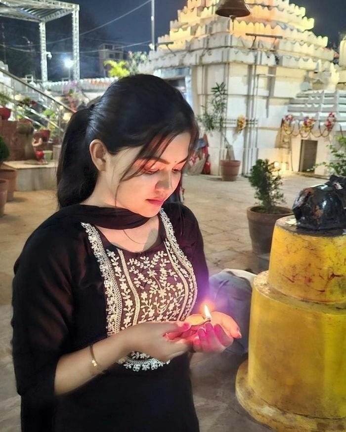 soft aesthetic single girl dp with gentle colors.