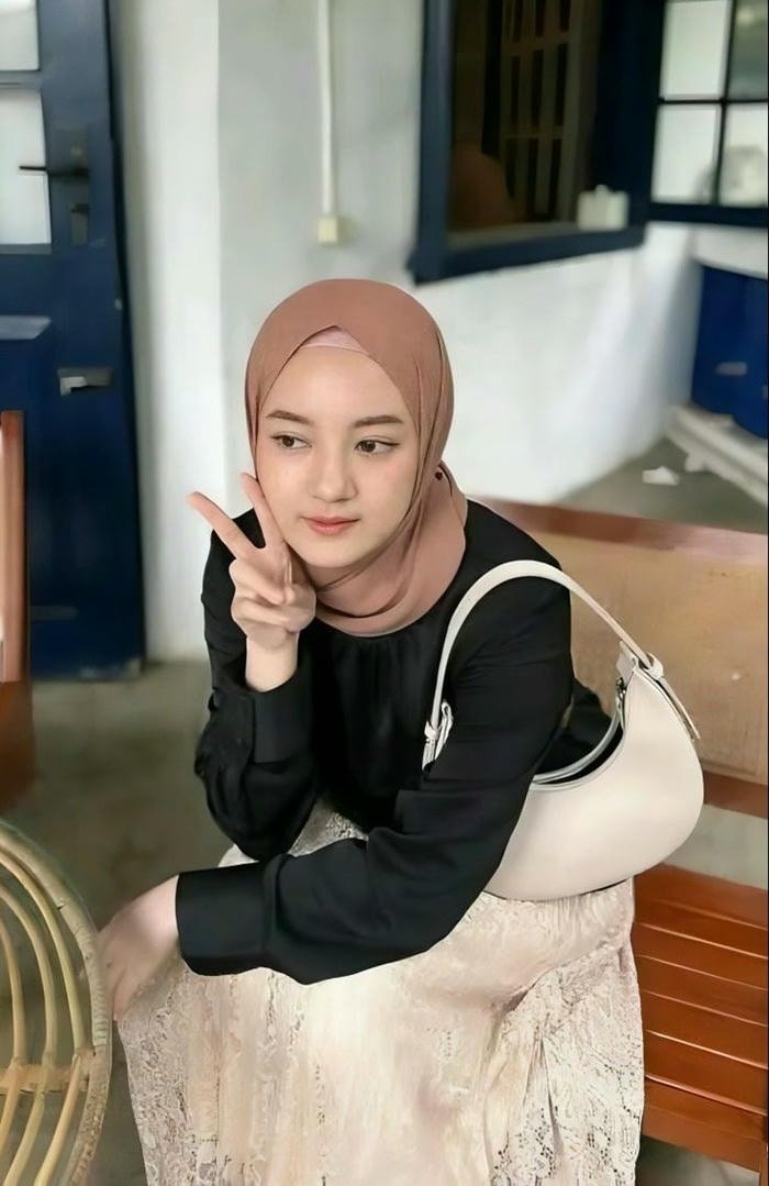 stylish single girl dp for confident profile.