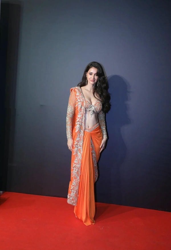 stylish sweet girl dp in outdoor natural light.