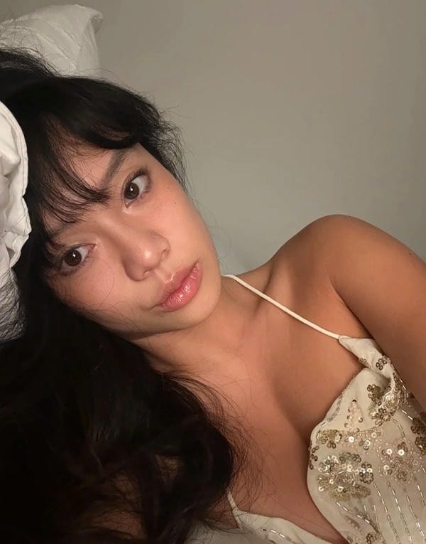 sweet girl dp expressing calm and joyful emotions.