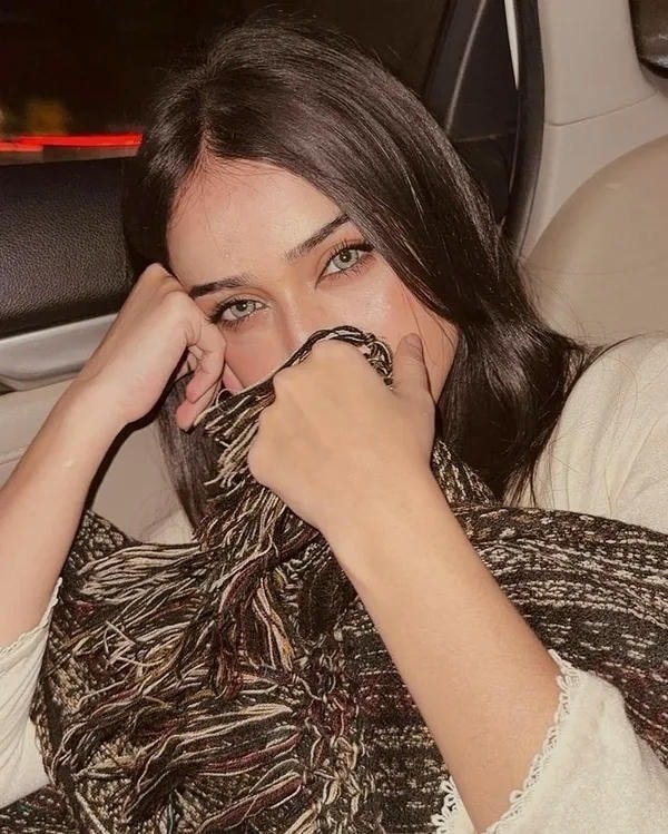 sweet girl dp with cute smiling face.