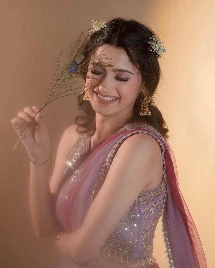 trendy single girl dp in modern aesthetic tone.