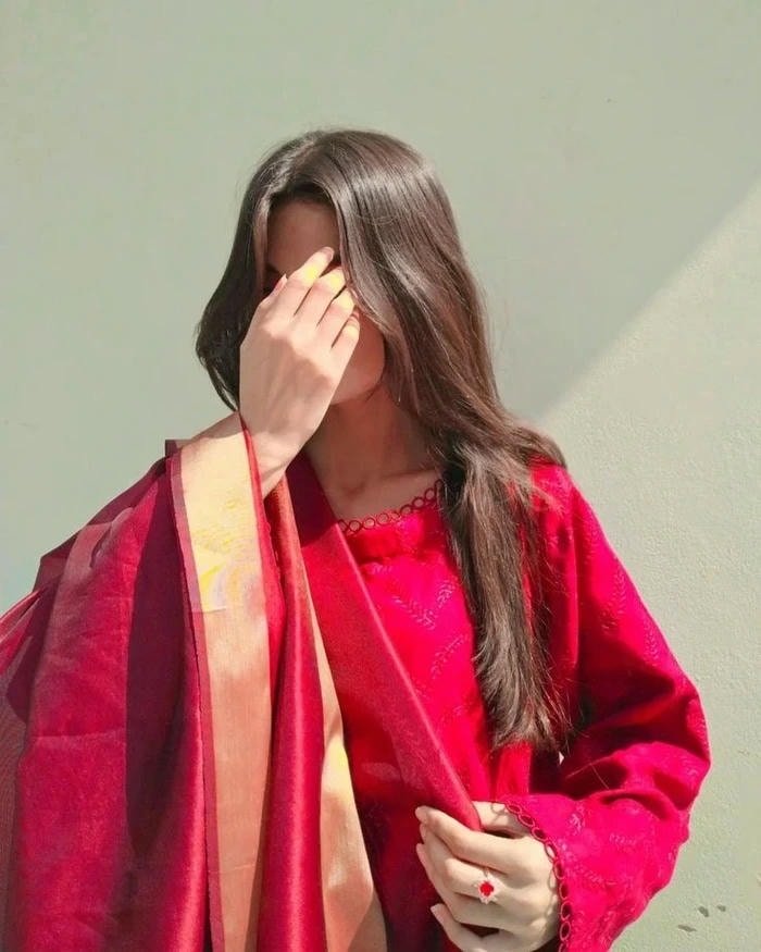 whatsapp dp for girls with cute smiling face.