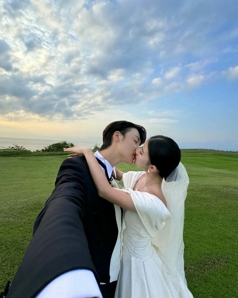 couple dp with heartwarming smile and hug.